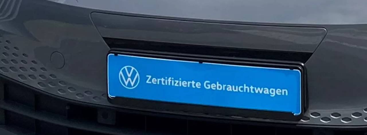 Fahrzeug Kennzeichen mit dem VW Logo und der Beschriftung Zertifizierte Gebrauchtwagen
