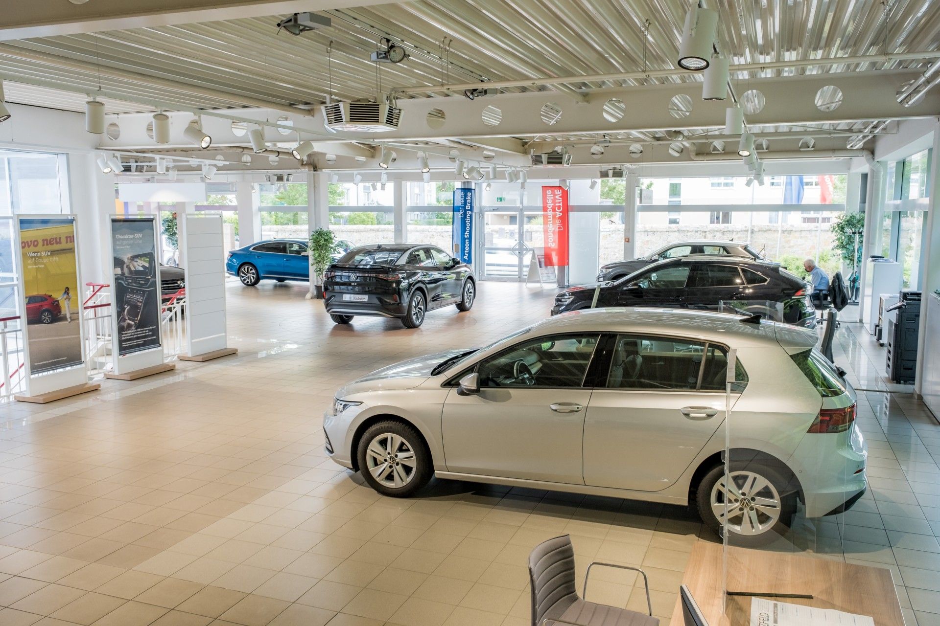 Beratungsbereich mit Vorführfahrzeugen